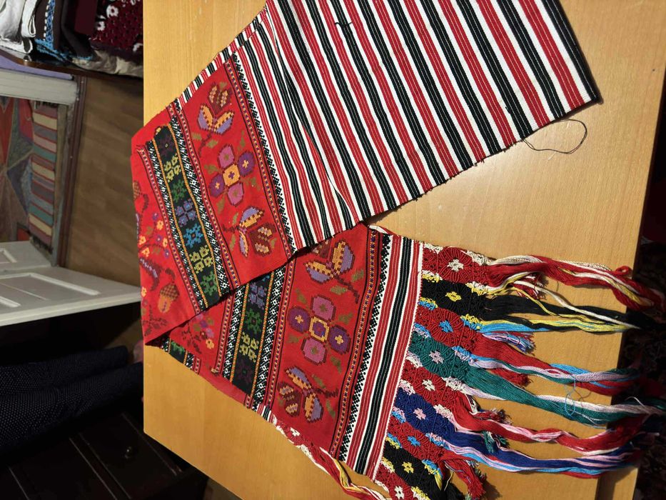 Fete de masa , chindeu si covoare tesute in razboi