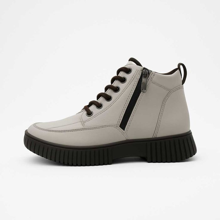 Дамски светлобежови боти от естествена кожа с тъмнокафява подметка