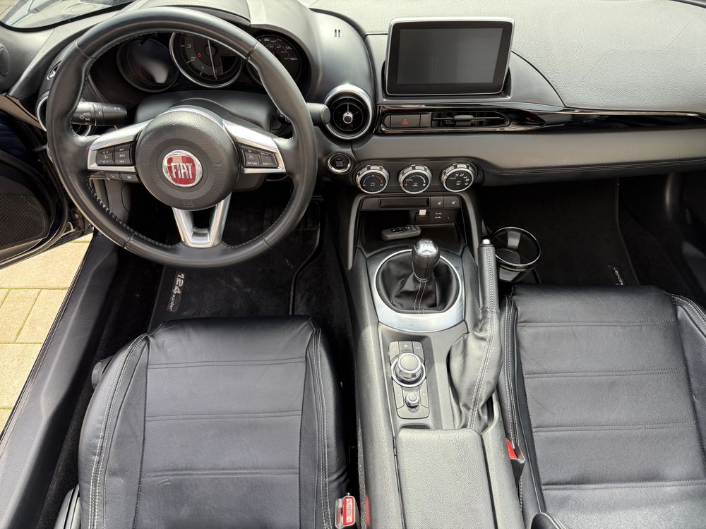 Fiat 124 Spider ( MX-5 Miata )