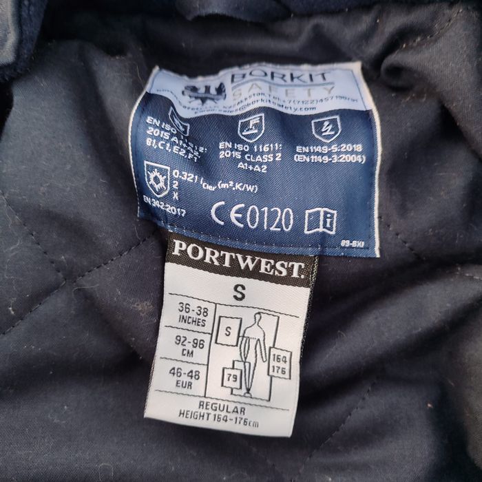 2 комбинезона и 2 дождевых Плаща продаётся