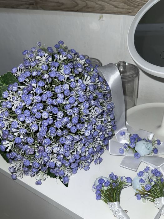 букет невесты с бутаньерками для дружков, красивый фиолетового цвета