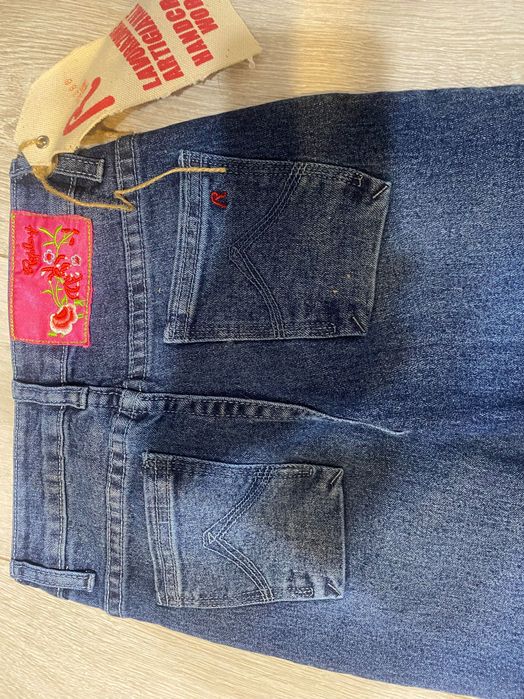 Тениски нови и дънки.