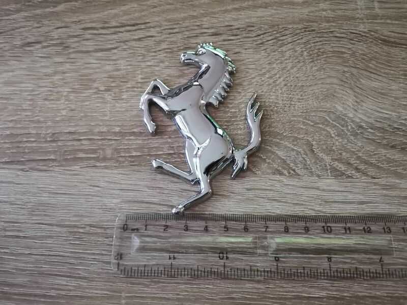 Ferrari конче сребриста емблема лява