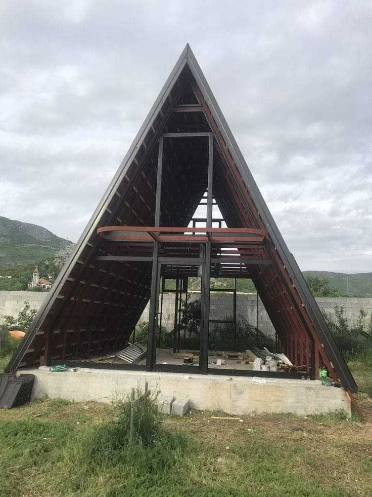 Cabana stil A Frame si casa din structura de lemn de vanzare