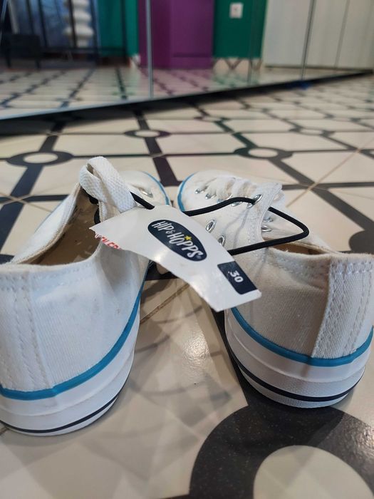 Tenisi noi albi 30, cu eticheta