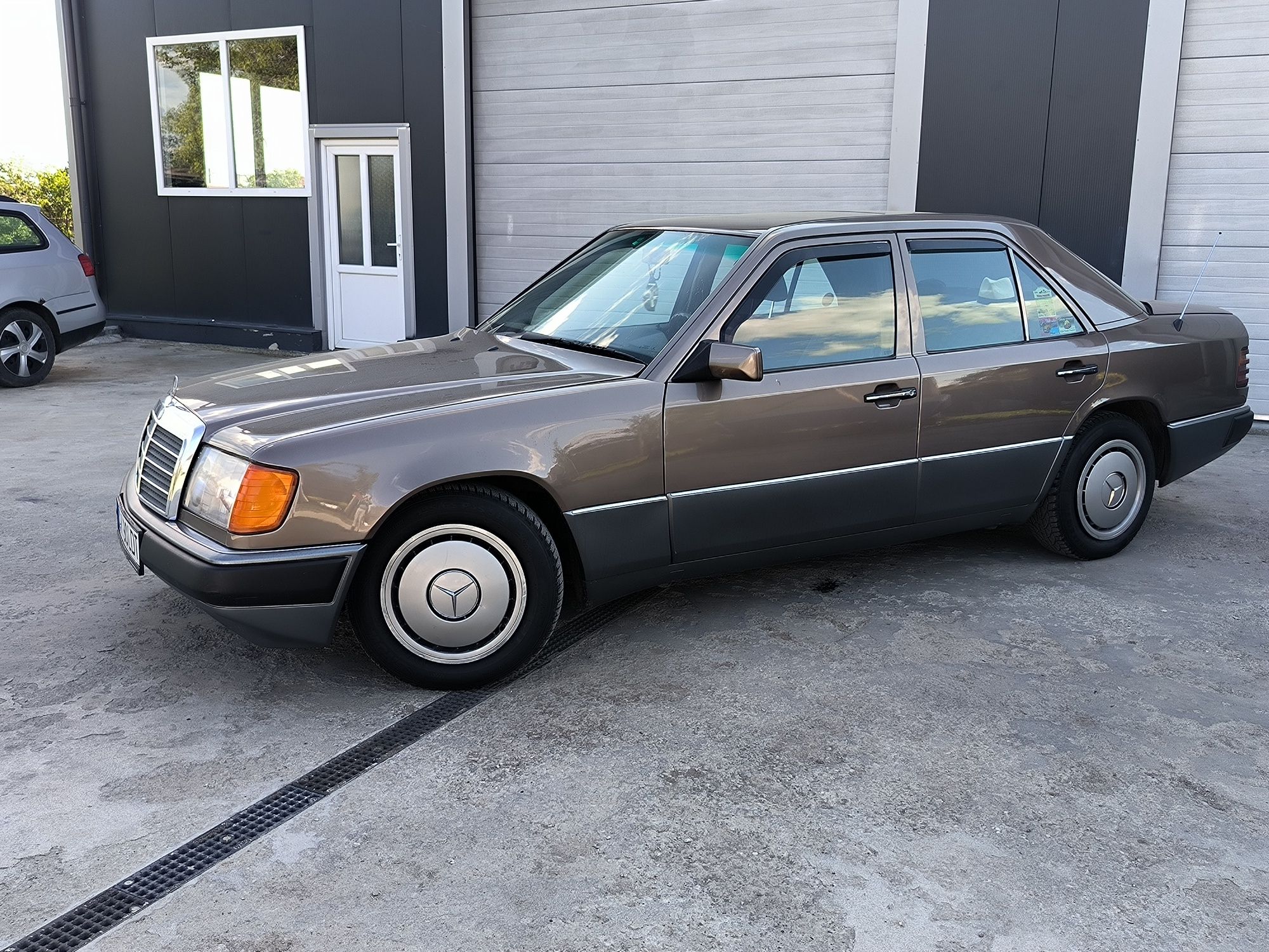 Mercedes Benz w124 3.0l Diesel automat vehicul Istoric