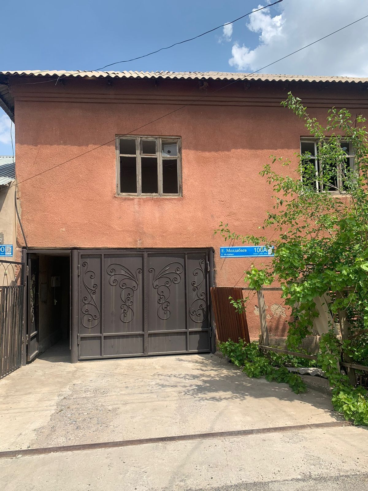 Дом районе тельмана по ул. Молдабаева дом старый т. к давно не жили ..