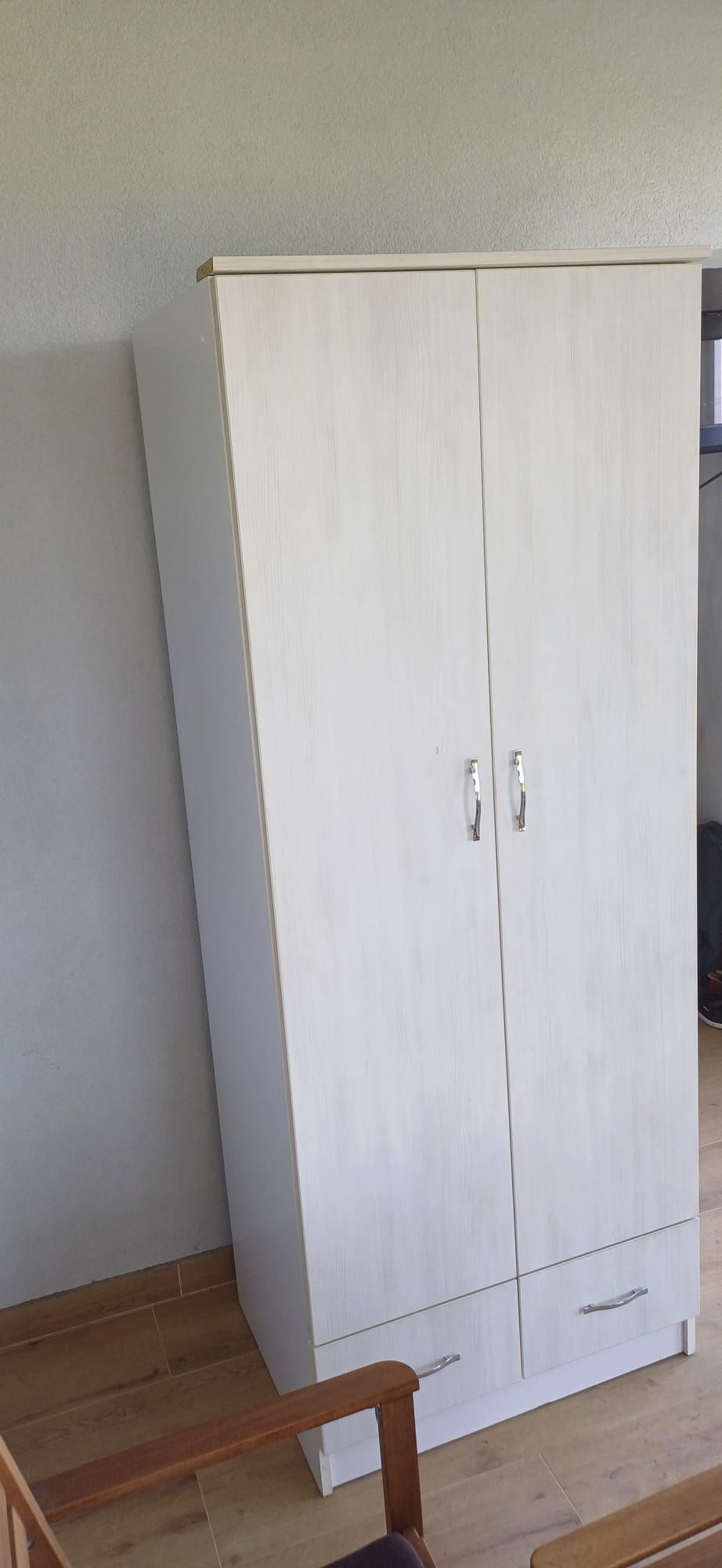 Dulap haine cu sertare alb 
Lățime 80cm
Adâncime 57cm