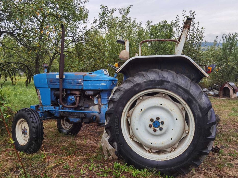 Tractor Ford 4000 cu utilaje