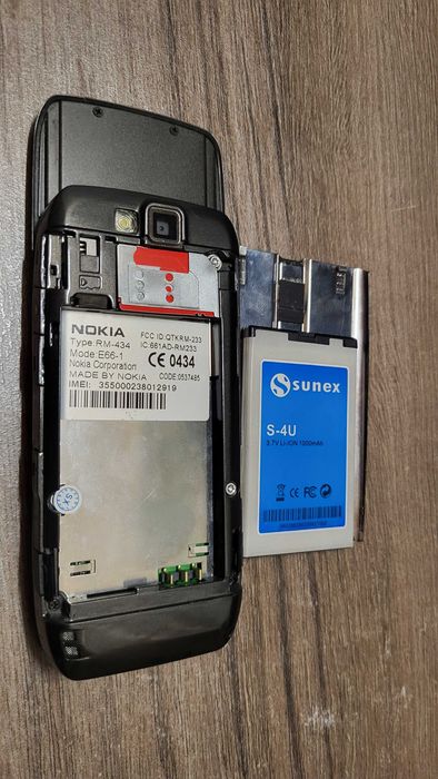 NOKIA E66 telefon fuctional liber de retea