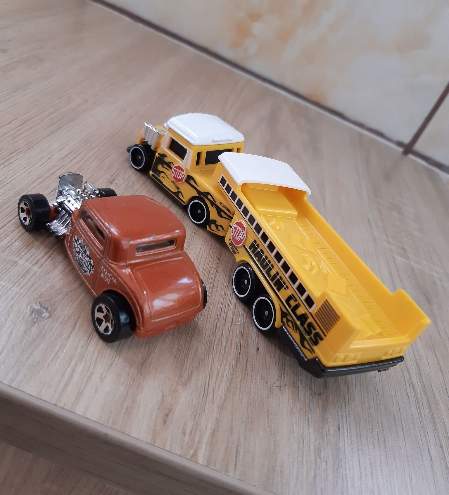 Macheta camion Class+remorca+masinuta vintage Ford-Hotwheels-jucarii