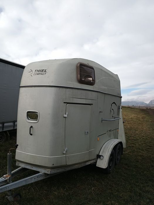 Remorcă pentru transport cai