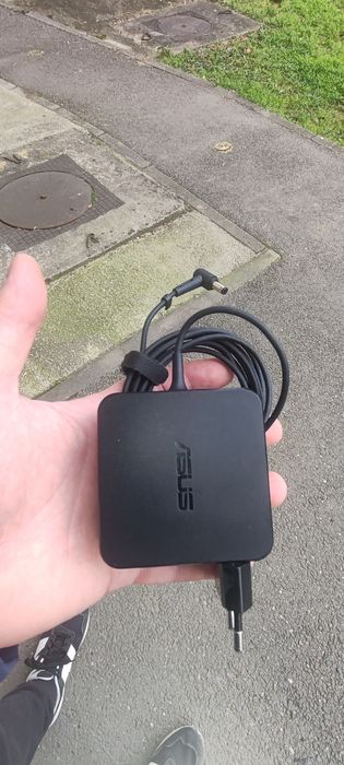 Alimentor leptop asus