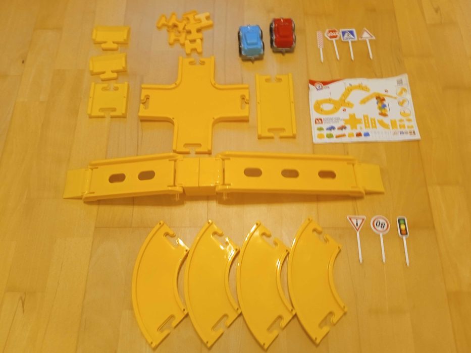 Подарявам китайска писта с две елементарни коли за 4-5 годишни деца