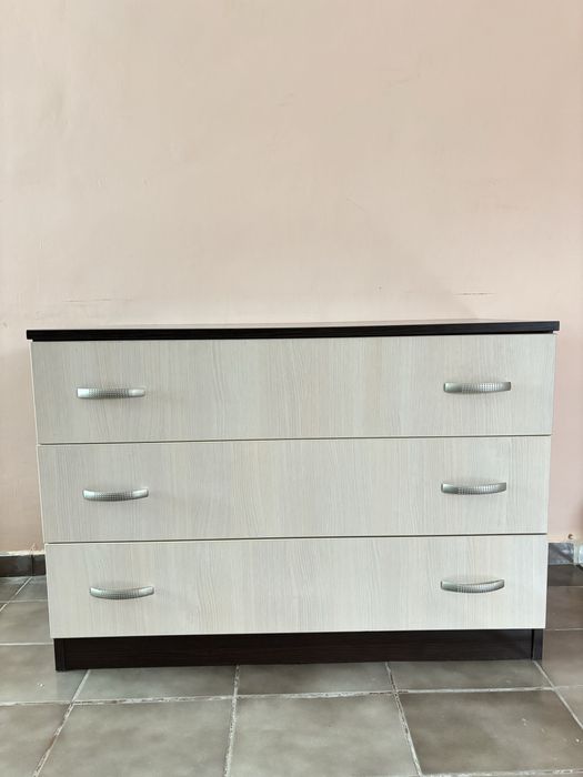 Скрин с три чекмеджета цвят венге