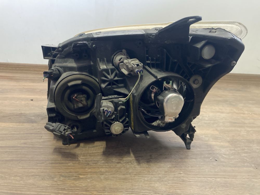 Десен фар за Toyota Avensis / Тойота Авенсис ксенон 2007г