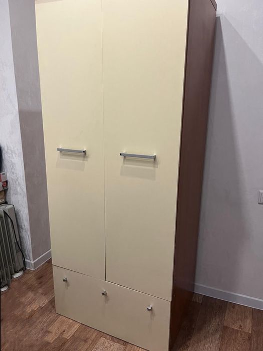 Продам шкаф двухдверный