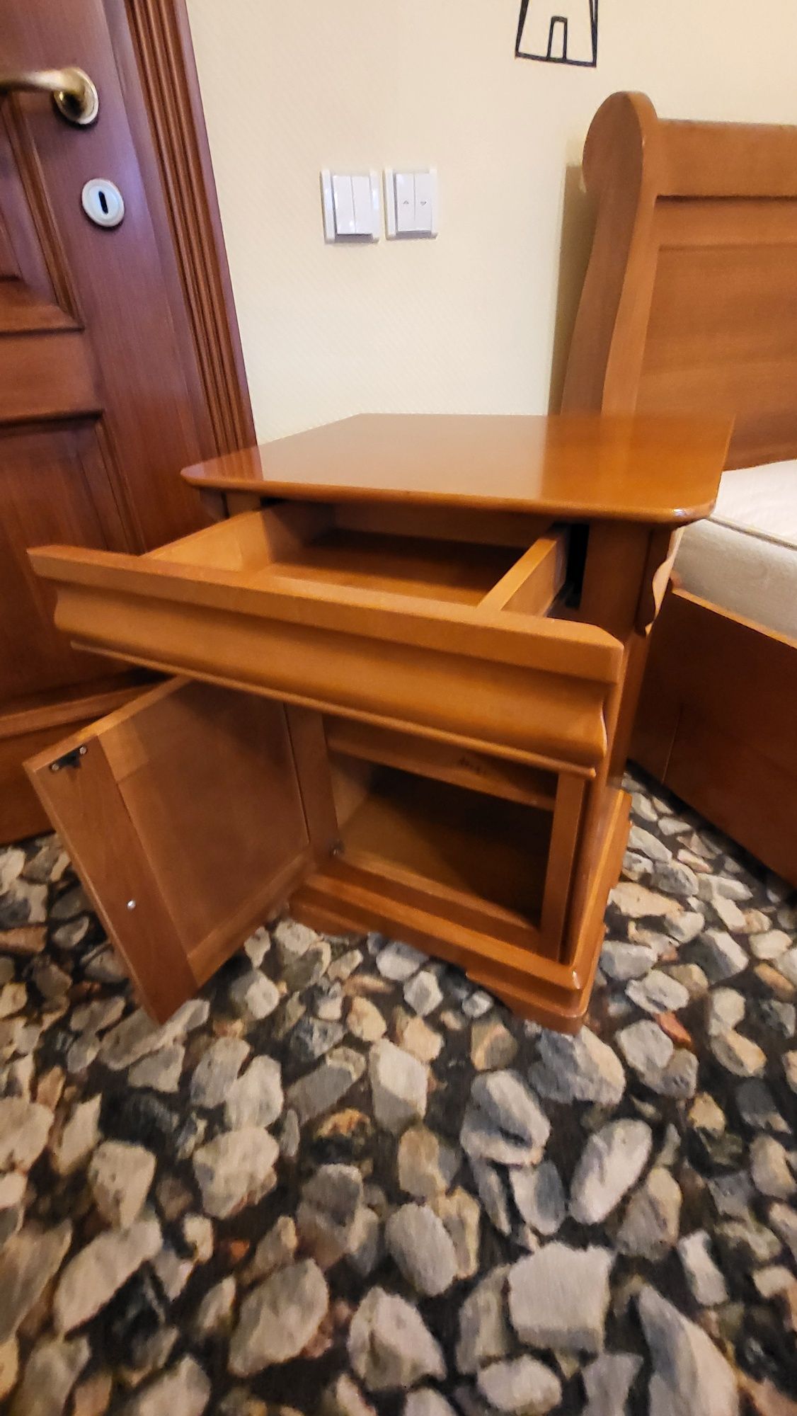 Set mobilier pt dormitor, lemn masiv