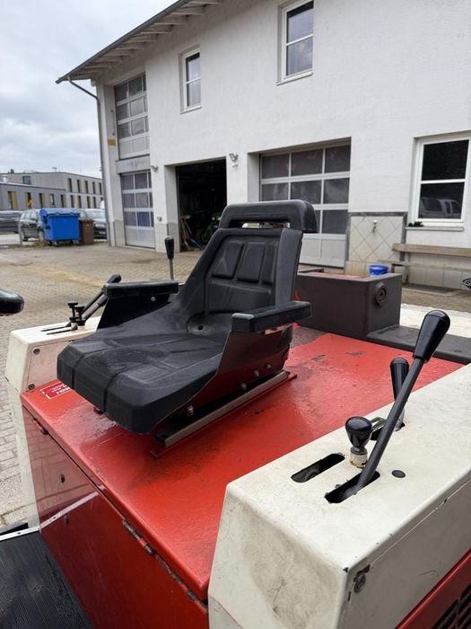 Automaturatoare Hako matura Hako diesel aspirator stradal
Stare foarte