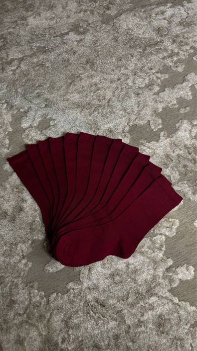 Бардовые и теплые носки