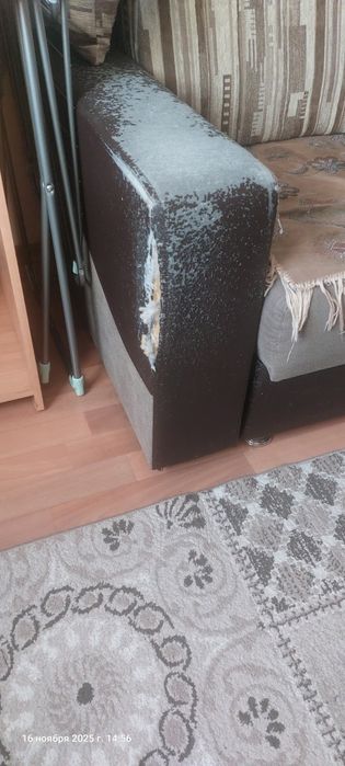 Диван старенький.