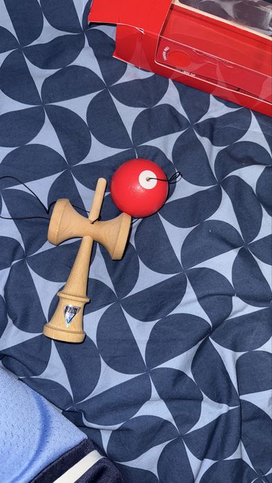 Kendama Krom pop rosu