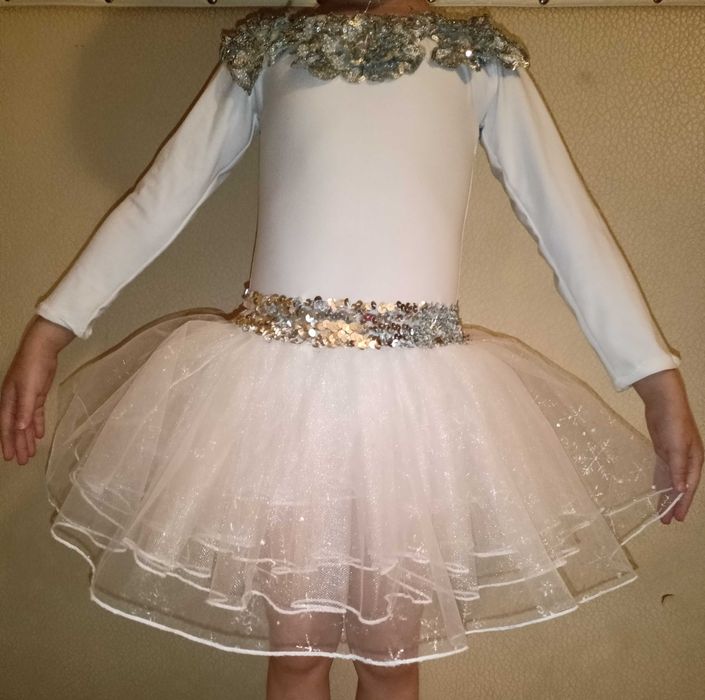 Костюм на праздник, утренник, 3-5 года, б/у, ткань тянется.