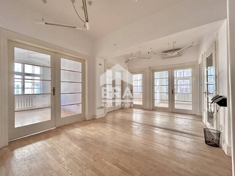 Продава се Къща в София, Център - 1060 кв.м за 3585 €/кв.м - Снимка #2