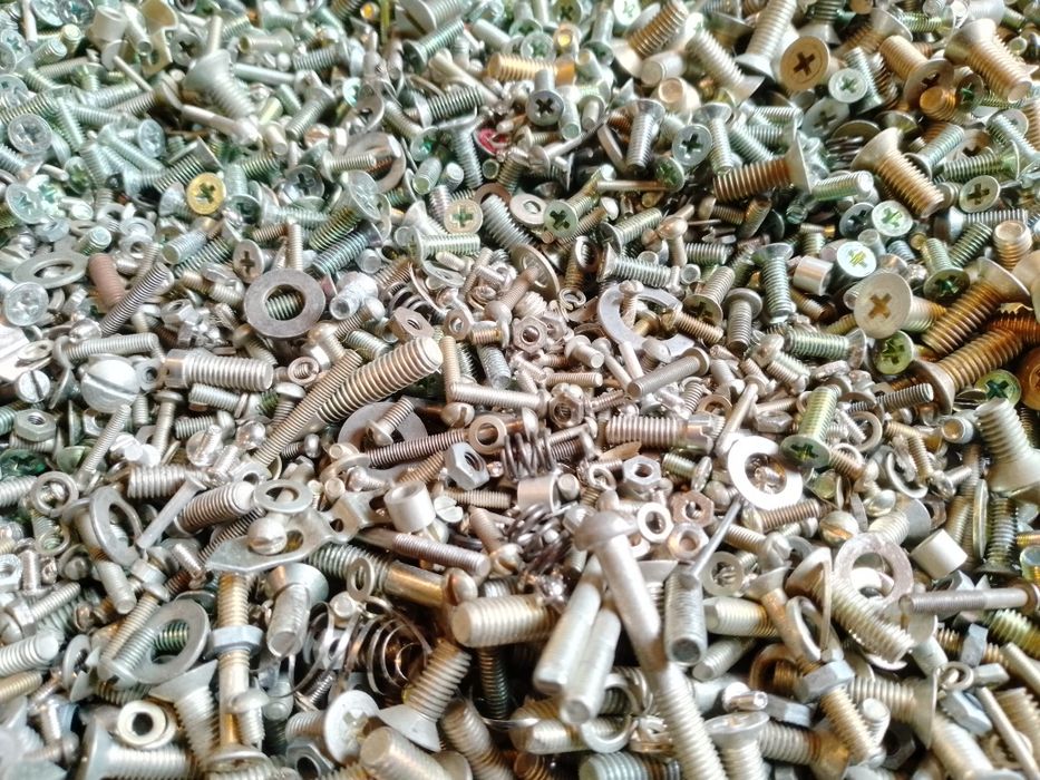 Продам болты, гайки, шайбы, размер разный, новые, в 5-ти лит. бутылках