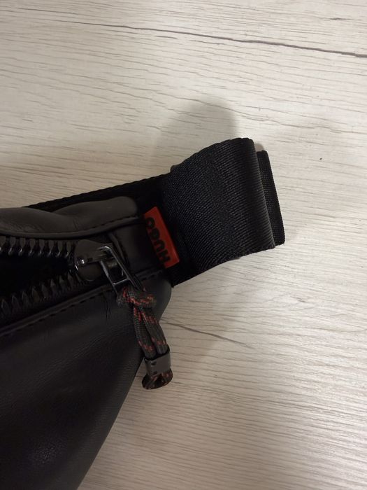 Кожена чанта HUGO тип банан