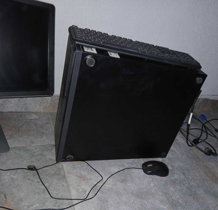 Vănd monitor,calculator si tastatură