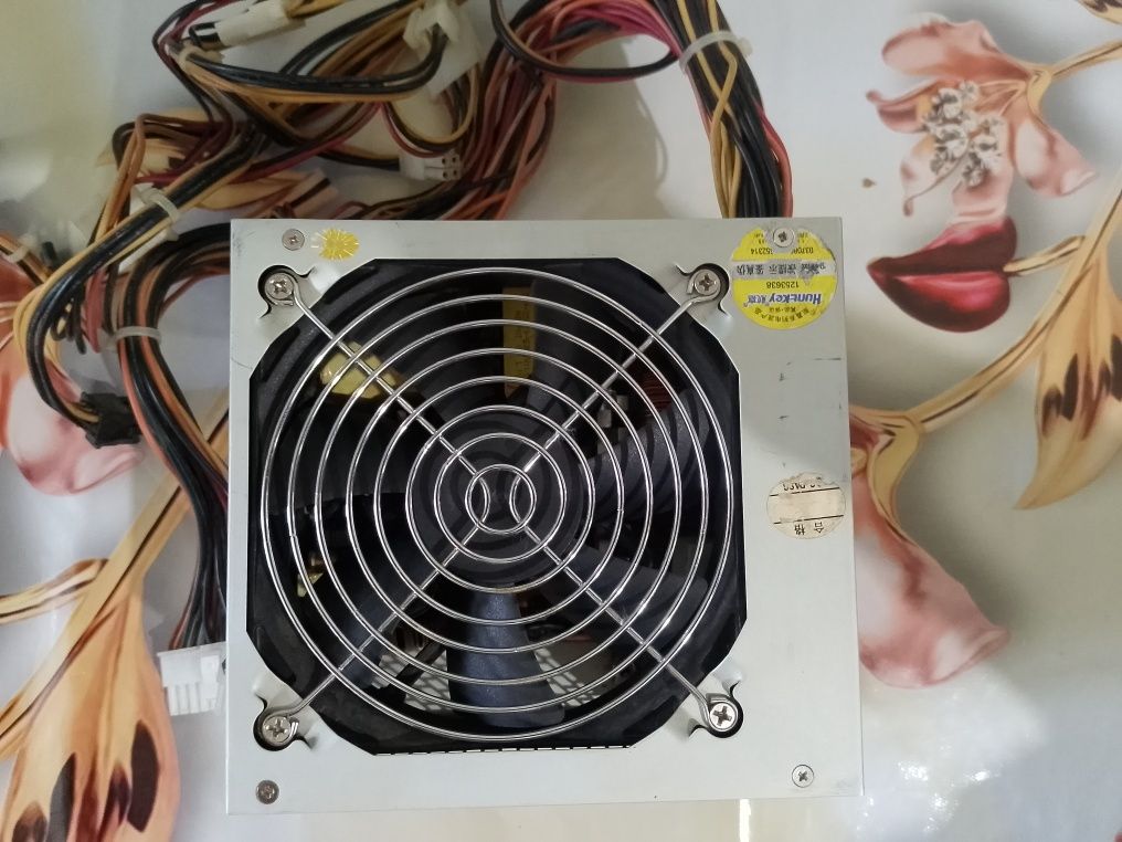 Продается блок питания HuntKey V- Power 550Вт.