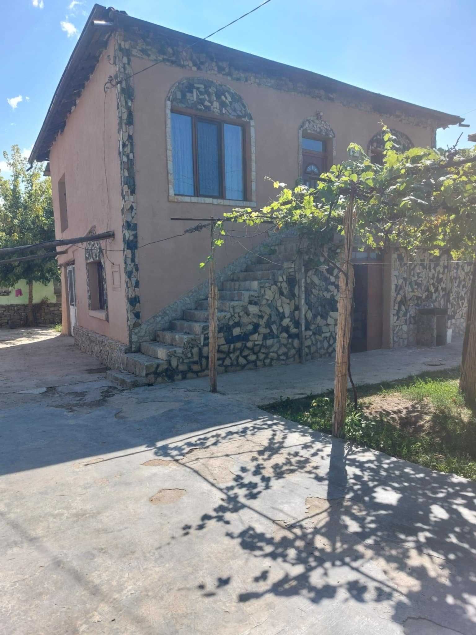 Продавам къща в село гърмен на 2 етажа за повече инвормация на тел.