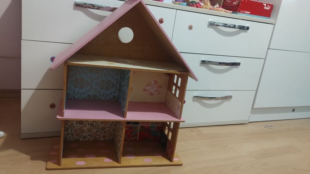 Casuta de lemn de păpuși