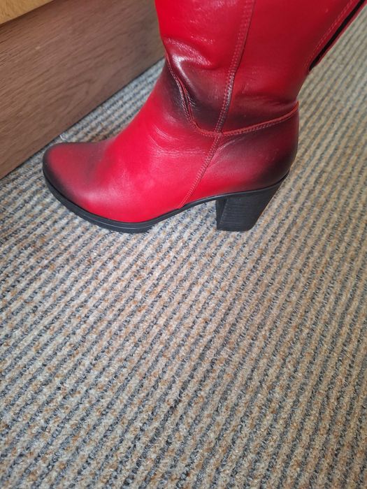 Продавам дамски кожени ботуши