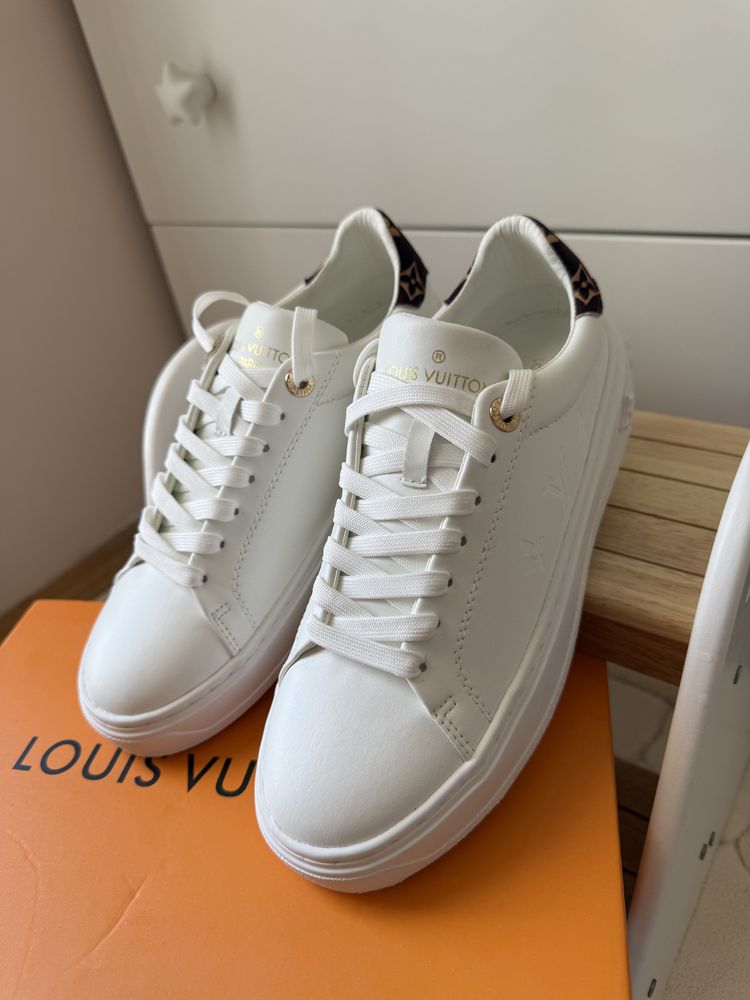 Бели кецове Louis V
