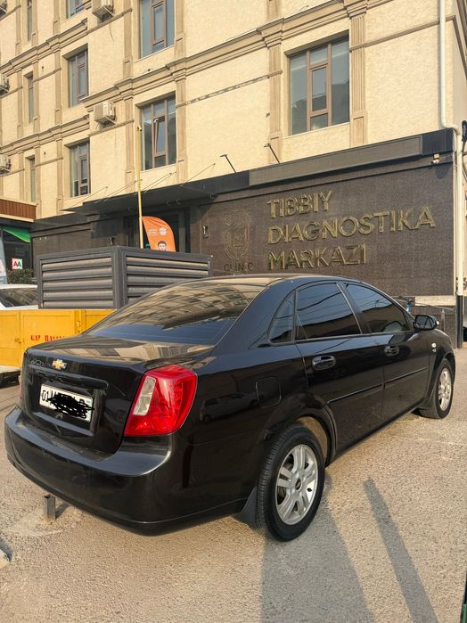 Lacetti 2012 yil avtomat karobka rangi qora kraskasi bor