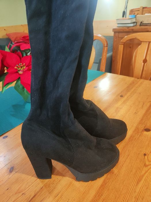 Vând cizmă peste genunchi