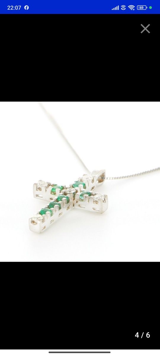 Pandantiv cruce aur alb 18ct cu diamante și smarald