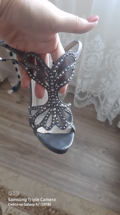 Босоножки на высоких каблуках