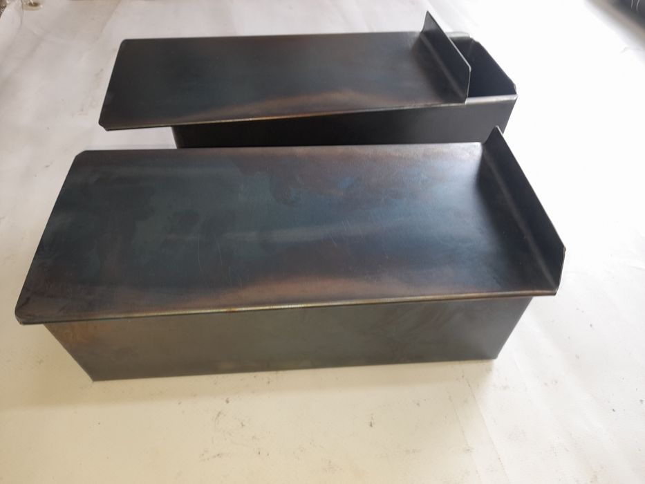 Tăva pentru copt pâine toast cu șină și capac culisabil .