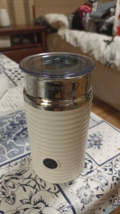 Продавам чисто нова машина за правене на пяна на Nespresso