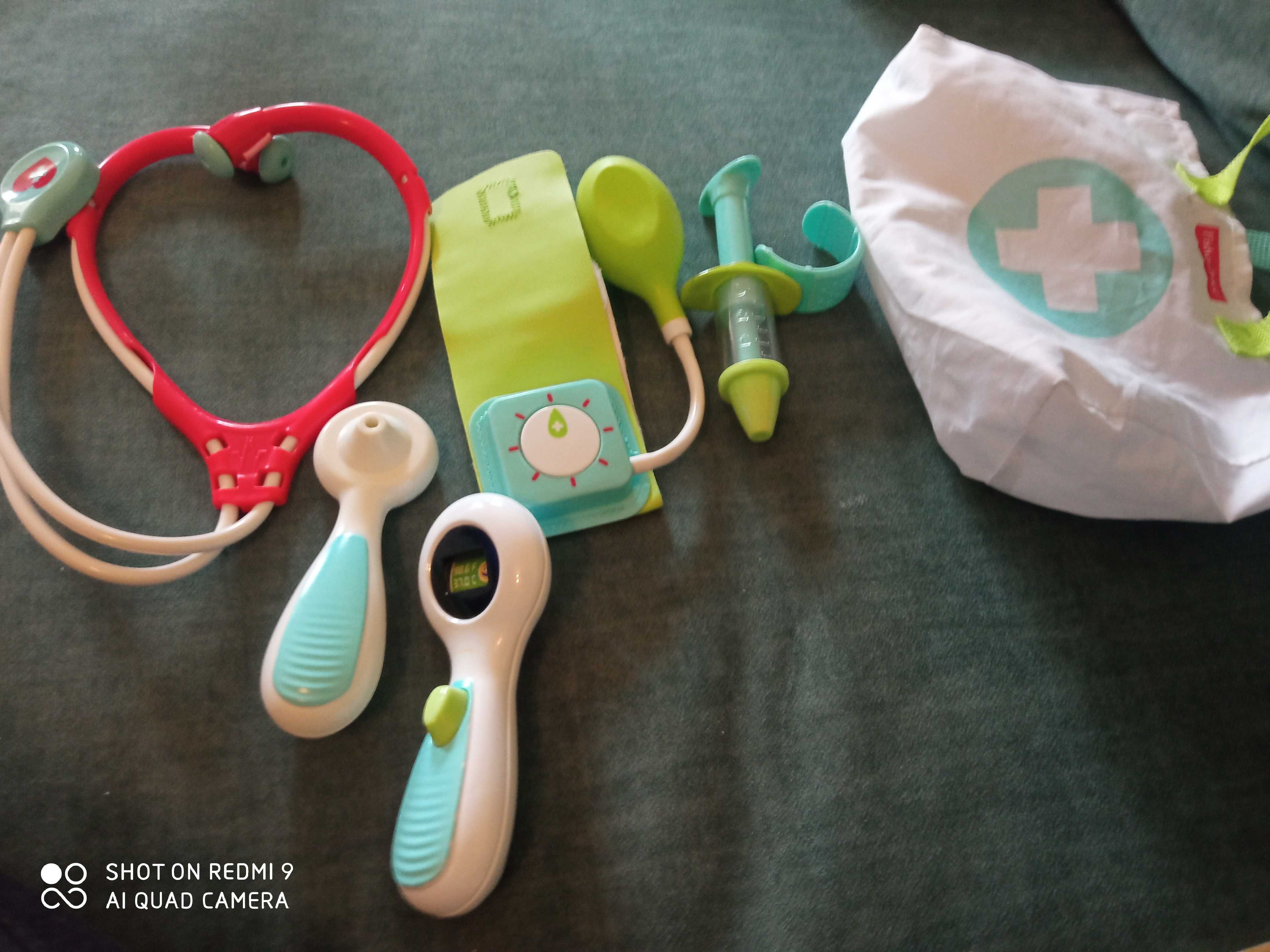 Лекарски комплект fisher price+2дървени пъзела