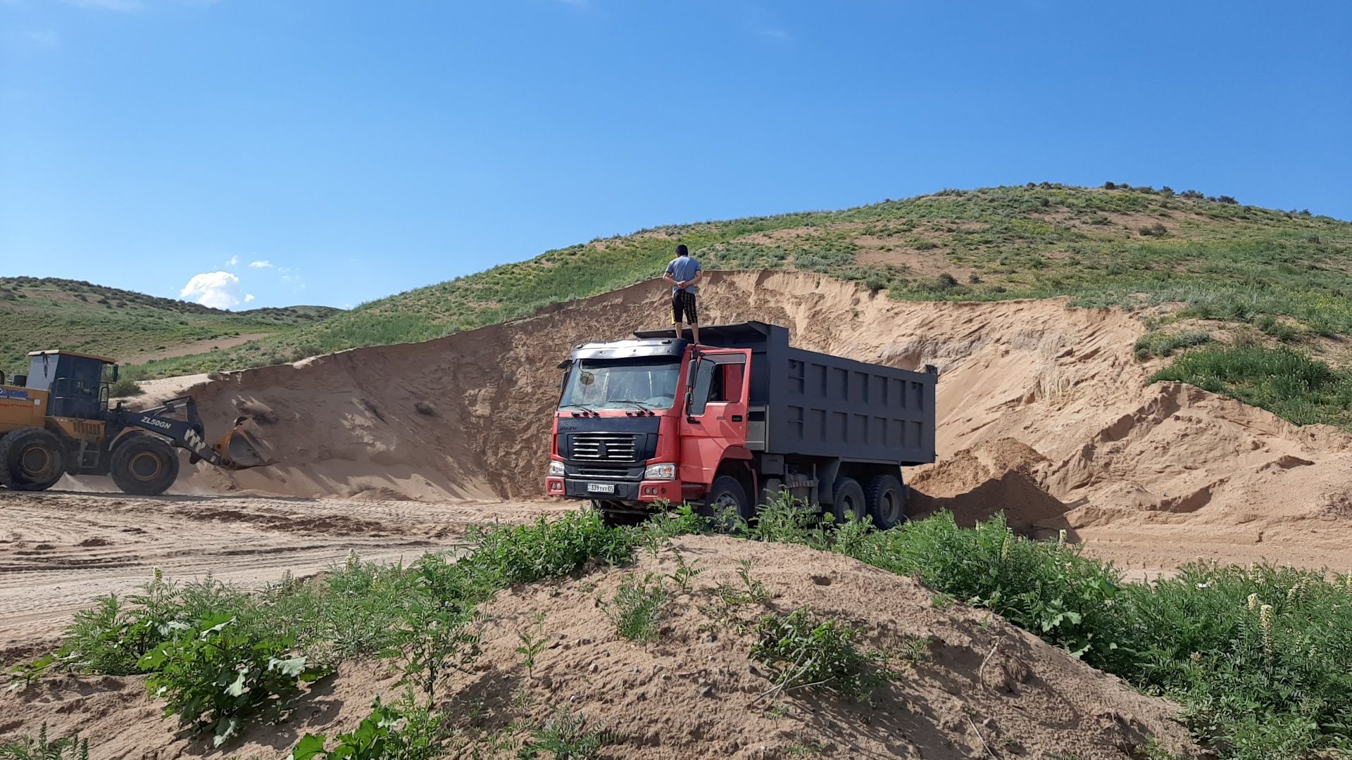 Доставка Зил Камаз Хово сыпучие материалы песок камень щебень отсев