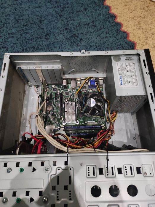 Продам комплект: ПК, 2 монитора и клавиатуру.