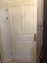 Продаю белую деревяную дверь