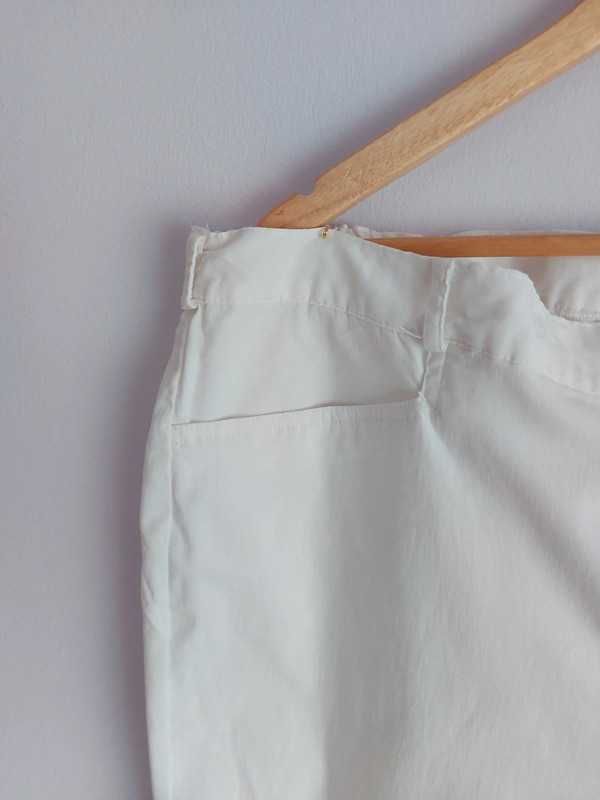 Pantaloni 3/4, albi elastici,mărime 48