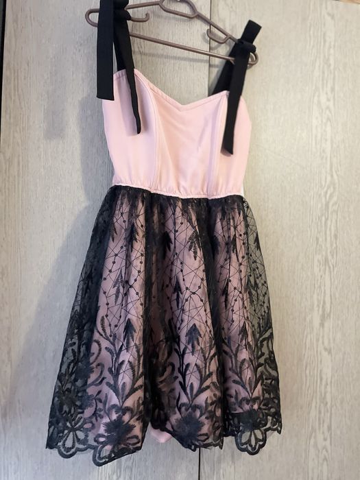 Нежна рокля Loretti с дантелени детайли и панделки