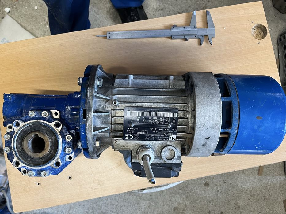 Motor electric cu reductor de 0,37 kw