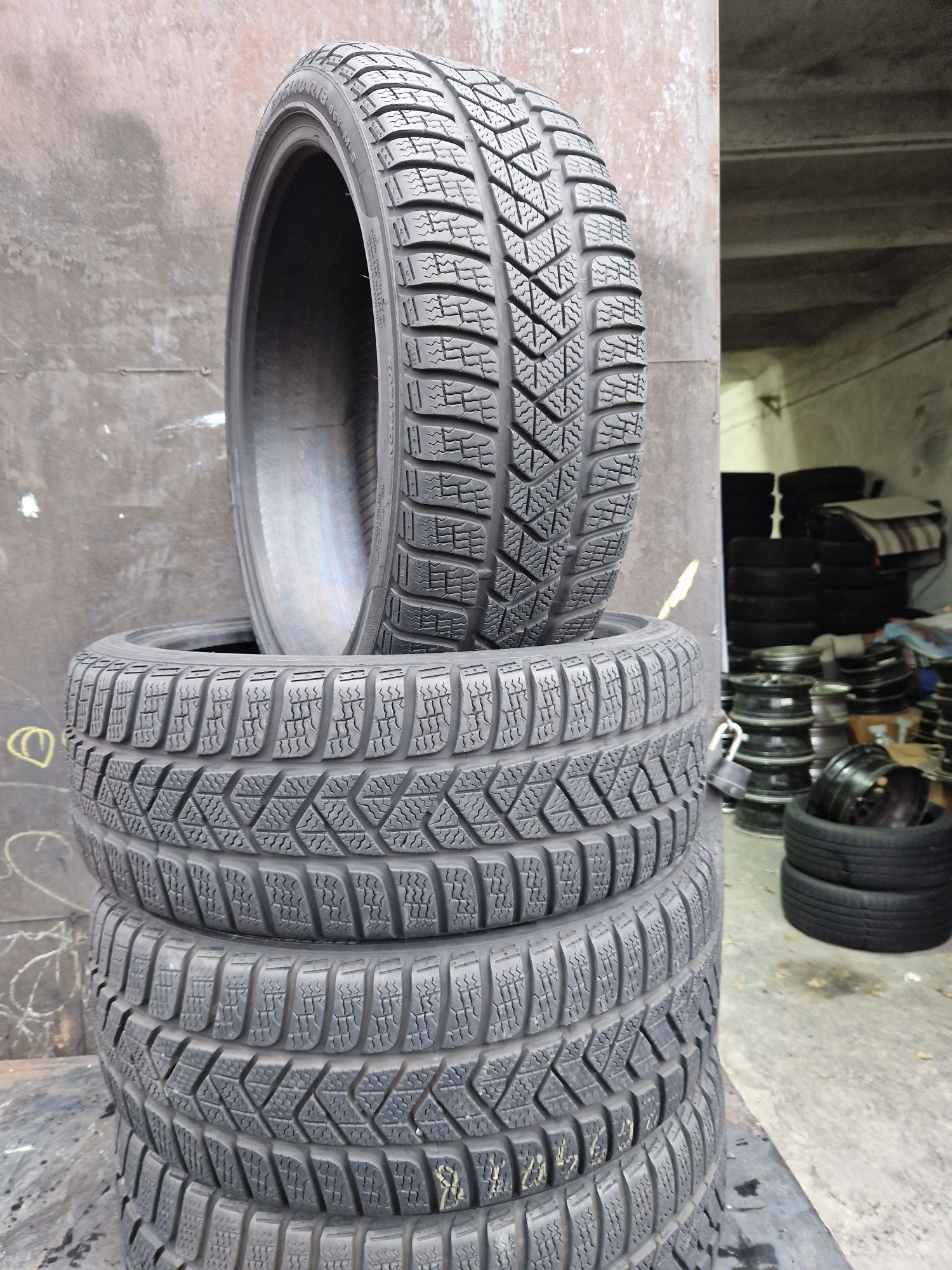 Set 4 Anvelope ca noi Pirelli 205 40 R18 M+S